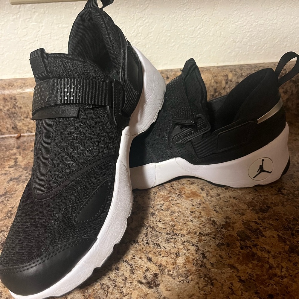 SZ 9.5 UNISEX Jordan training, lightweight Velcro sneaker (Black)